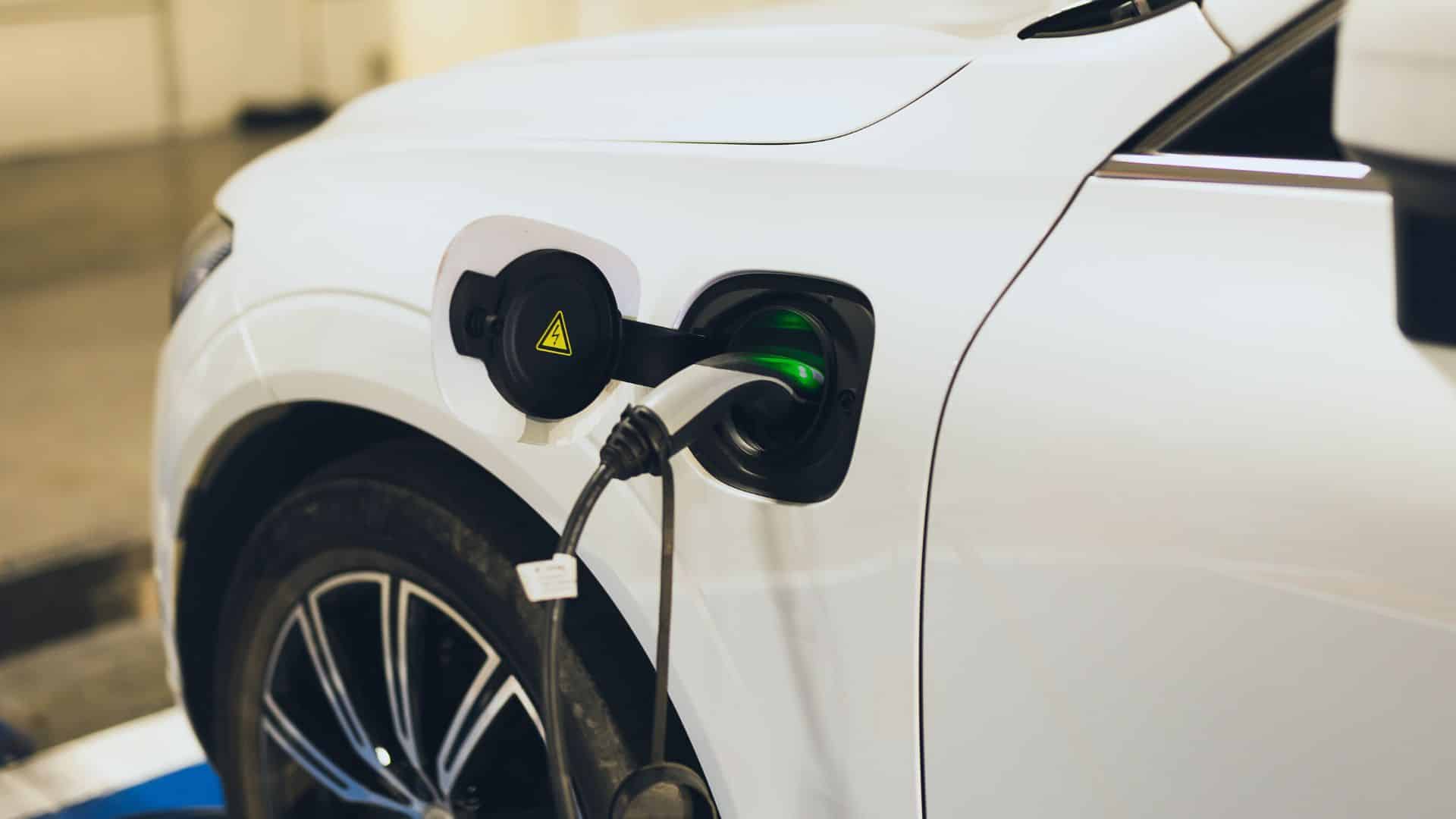 Picoty : Fin de la publicité sur les énergies fossiles Borne de recharge